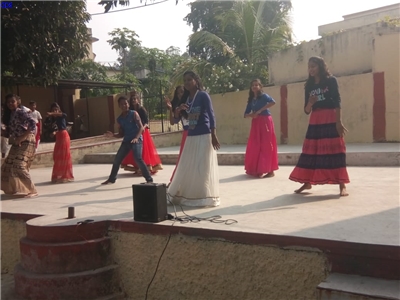 GROUP DANCE